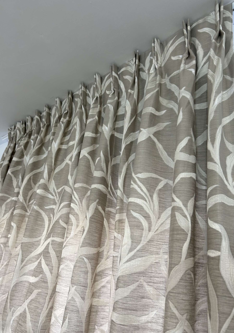 Rideaux British taupe à plis flamands