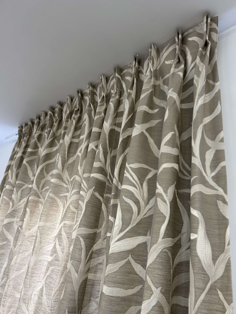Rideaux British taupe à plis flamands - Image 8