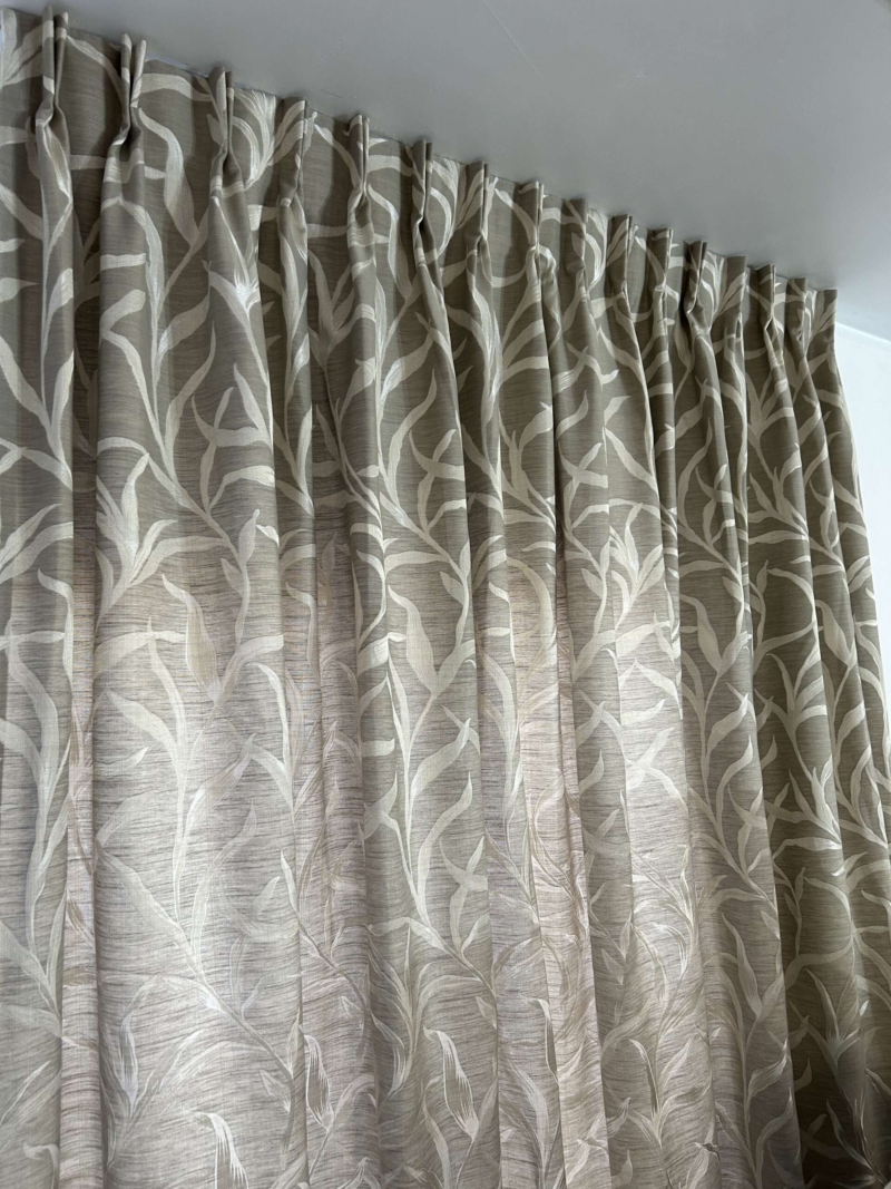 Rideaux British taupe à plis flamands - Image 10