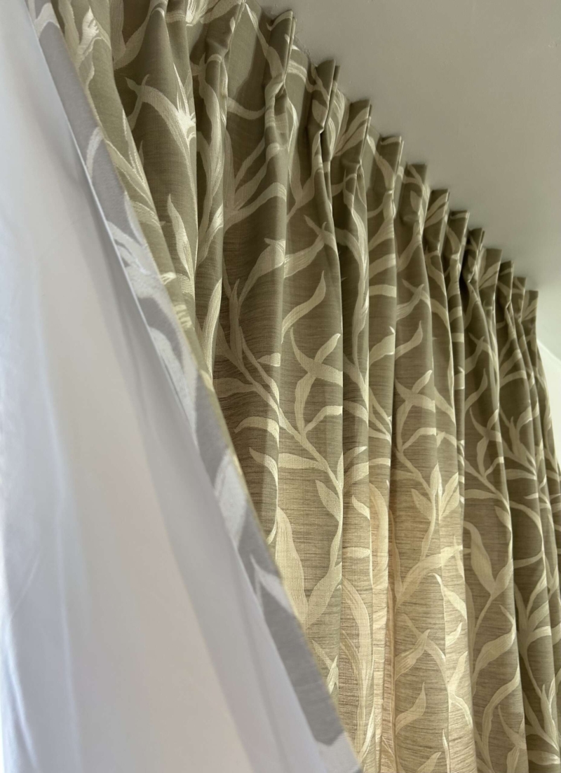 Rideaux British taupe à plis flamands - Image 5