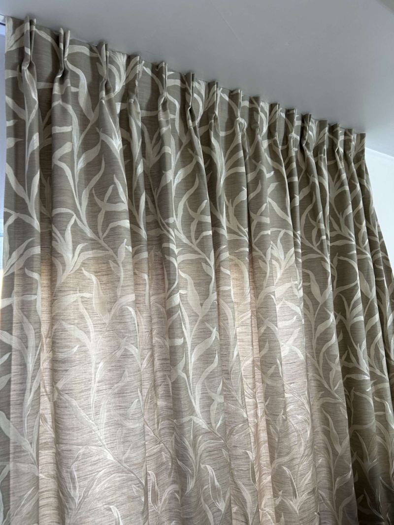 Rideaux British taupe à plis flamands - Image 2
