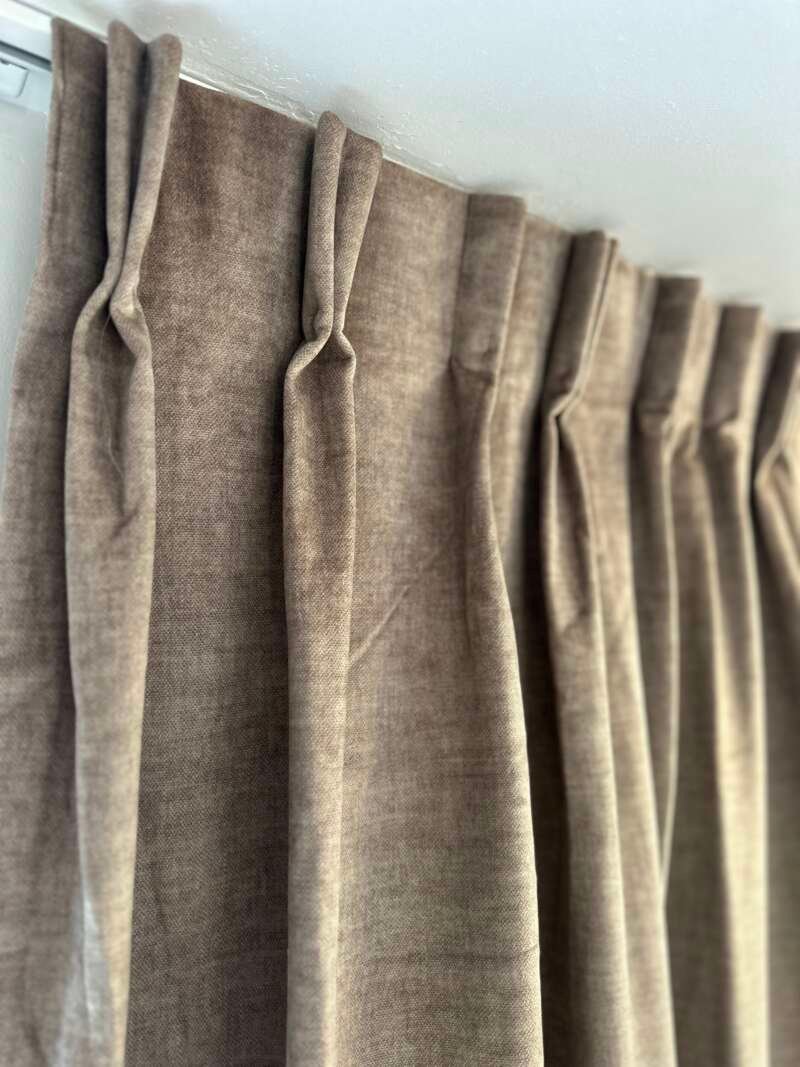 Rideaux Euphonie taupe à plis flamands – Tissu & compagnie